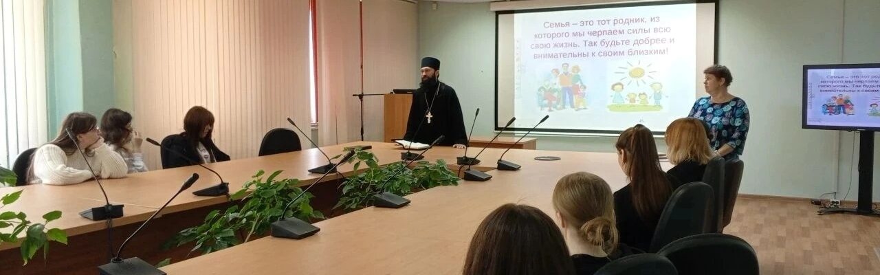 Ответственный по молодежной работе в благочинии провел встречу со студентами Россошанского техникума