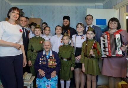 Секретарь Россошанской епархии и воспитанники воскресной школы «Добро» поздравили ветерана с Днем Победы и личным 100-летним юбилеем