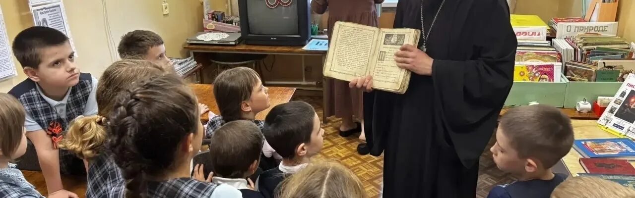 Священнослужитель провел встречу с учениками школы № 9 г. Россошь