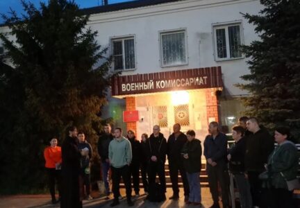 Помощник благочинного по работе с Вооруженными силами благословил призывников срочной службы