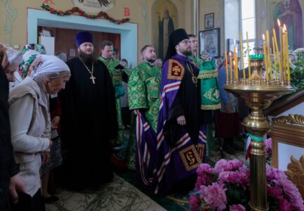 В праздник Святой Троицы Преосвященнейший епископ Дионисий совершил Литургию в Свято-Троицком храме города Россоши