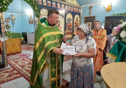 В храмах Россошанского благочиния провели миссионерскую акцию, посвященную празднику Святой Троицы