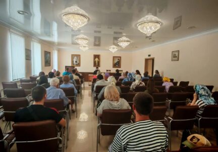 В актовом зале Епархиального управления г. Россошь состоялась очередная беседа с участниками взрослой воскресной школы при Свято-Ильинском кафедральном соборе
