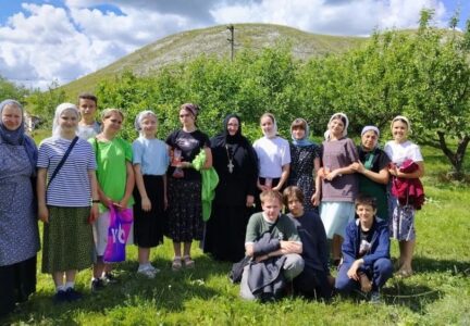 Воспитанники воскресной школы «Добро» совершили паломническотрудническую поездку в епархиальны Костомаровский женский монастырь