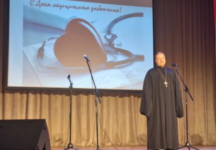 Медицинских работников Ольховатской районной больницы поздравили с профессиональным праздником