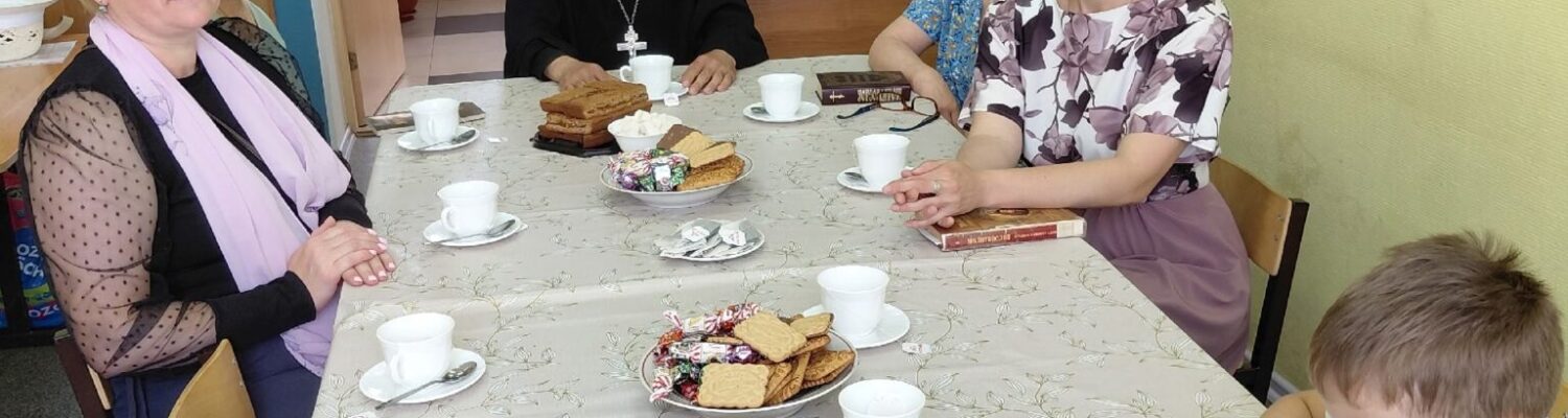 Епархиальный катехизатор провел встречу с представителями Русской общины