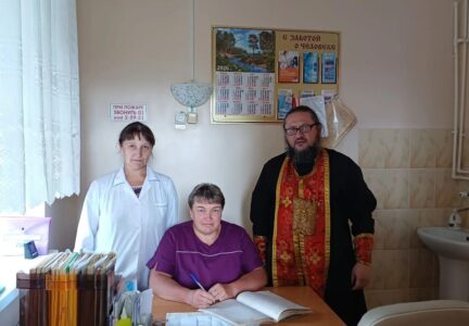 Настоятель храма во имя св. Параскевы Пятницы села Кривоносова поздравил медработников с профессиональным праздником