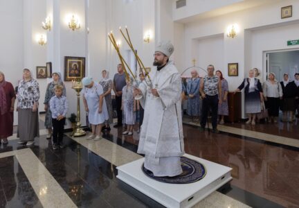 В день престольного праздника Архипастырь совершил Божественную литургию в храме Всемилостивого Спаса города Россошь