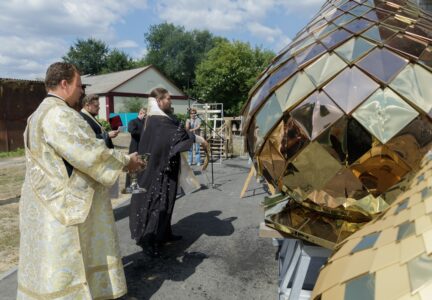 Освящение новосооруженных колоколов, куполов и крестов для строящегося храма в селе Лизиновка Россошанского района