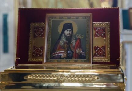 В Россоши встретили ковчег с частицей мощей священномученика Петра, архиепископа Воронежского и Задонского