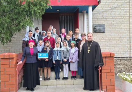 Настоятель Преображенского храма провел экскурсию для школьников и представителей общественных организаций