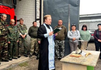 Священнослужители Россошанского благочиния посетили пожарные части в день празднования иконы Божией Матери Неопалимая Купина