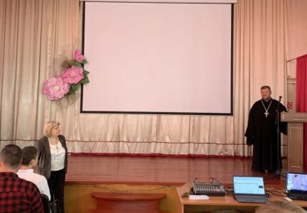 Священнослужитель посетил Россошанскую школу в рамках «Недели добра»