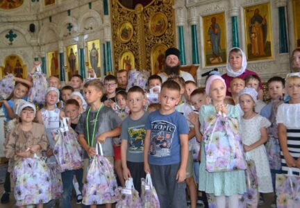 Секретарь Россошанской епархии возглавил воскресное богослужение в кафедральном соборе Россошанской епархии и подвел итоги благотворительной акции «Собери ребенка в школу»