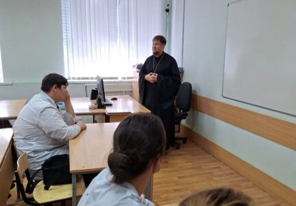 Настоятель храма Всемилостивого Спаса провел беседу со студентами медицинского колледжа